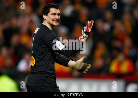 Lens' Torhüter Vedran Runje beim Fußballspiel der zweiten französischen Liga, TESTAC Troyes gegen Racing Club de Lens am 2. März 2009 im Felix Bollaert Stadion in Troyes, Frankreich. Das Spiel endete mit einem Unentschieden von 1-1. Foto von Mikael Libert/ABACAPRESS.COM Stockfoto