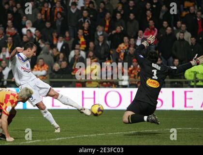 Lens' Torwart Vedran Runje rettet Troyes' Jerome Lafourcade beim französischen Fußballspiel Second League Soccer, TESTAC Troyes gegen Racing Club de Lens am 2. März 2009 im Felix Bollaert Stadion in Troyes, Frankreich. Das Spiel endete mit einem Unentschieden von 1-1. Foto von Stockfoto