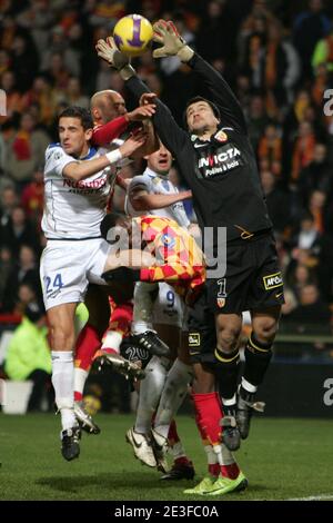 Lens' Torwart Vedran Runje und Troyes' Mathieu Baudry während des Fußballspiels der zweiten französischen Liga, TESTAC Troyes gegen Racing Club de Lens am 2. März 2009 im Felix Bollaert Stadion in Troyes, Frankreich. Das Spiel endete mit einem Unentschieden von 1-1. Foto von Mikael Li Stockfoto