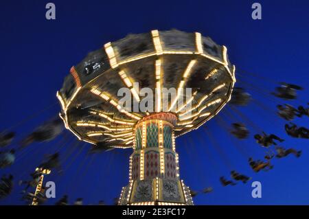 Lange Belichtung eines bunten Riesenrads in der Nacht Stockfoto