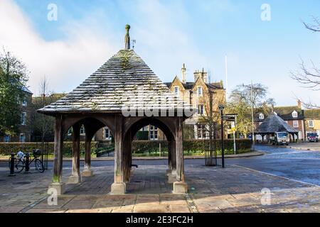 OAKHAM, RUTLAND, ENGLAND – Dezember 31 2020: Die alte Stadtpumpe in Oakham Marktplatz Stockfoto