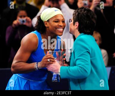 Die US-Tennisspielerin Serena Williams erhält die Trophäe von Billie Jean King, nachdem sie am 2. März 2009 im Madison Square Garden in New York City, NY, USA, den 'BNP Paribas Showdown for the Billie Jean King Cup' gewonnen hat. Die Veranstaltung kommt der Dream Vaccines Foundation und der Women's Sports Foundation zugute. Foto von Donna ward/ABACAPRESS.COM Stockfoto