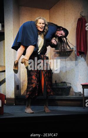 Laurent Terzieff und Emilie Chevrillon beim Vorhangaufruf des Stücks 'L'habilleur', inszeniert von Laurent Terzieff und geschrieben von Ronald Harwood am Theater Rive Gauche in Paris, Frankreich am 28. Februar 2009. Foto von Raymond Delalande/ABACAPRESS.COM Stockfoto