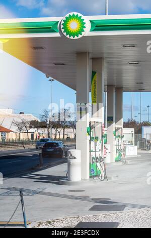 Lissabon, Portugal - 10. Feb 2018: Vorderansicht der britischen BP-Tankstelle ohne Kunden an einem warmen Wintertag in Lissabon Stockfoto