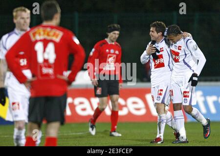 Etienne Capoue und Xavier Pentecotecelebrate von Toulouse, die am 3. März 2009 im Liberation Stadium in Boulogne sur Mer im französischen Fußballspiel gegen den FC Toulouse Punkten. Toulouse gewann 2:0. Foto Mikael Libert/ABACAPRESS.COM Stockfoto