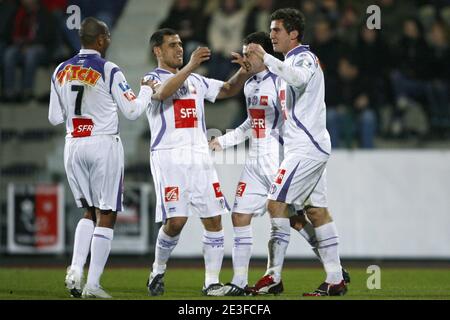 Toulouse Xavier Pentecote (R) feiert mit seinen Teamkollegen nach dem Tor während der Französisch Cup Fußballspiel, US Boulogne sur Mer CO gegen Toulouse FC im Liberation Stadium in Boulogne sur Mer, Frankreich am 3. März 2009. Toulouse gewann 2:0. Foto Mikael Li Stockfoto