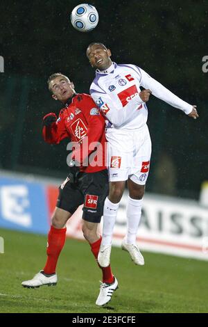 Toulouse's Paoles Arruda Parente und Boulogne's Antoine Devaux während der Französisch Cup Fußballspiel, US Boulogne sur Mer CO gegen Toulouse FC im Liberation Stadium in Boulogne sur Mer, Frankreich am 3. März 2009. Toulouse gewann 2:0. Foto Mikael Libert/ABACAPRESS.COM Stockfoto