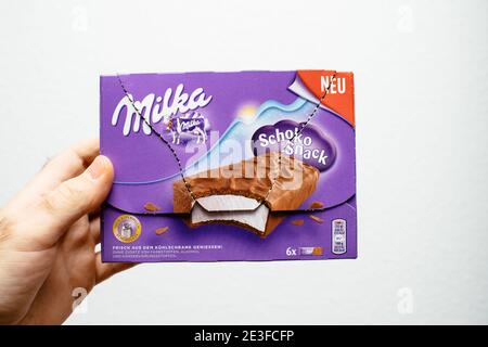 Paris, France- Jan 12, 2019: POV männliche Hand hält Milka Shoko Snack deutsche Verpackung der Mika, sweet bar Stockfoto