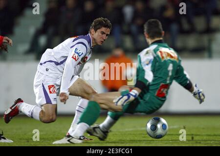 Xavier Pentecote von Toulouse und Boulogne-Torwart Florian Bague beim französischen Pokalspiel, US Boulogne sur Mer CO gegen den FC Toulouse am 3. März 2009 im Liberation Stadium in Boulogne sur Mer, Frankreich. Toulouse gewann 2:0. Foto Mikael Libert/ABACAPRESS.COM Stockfoto