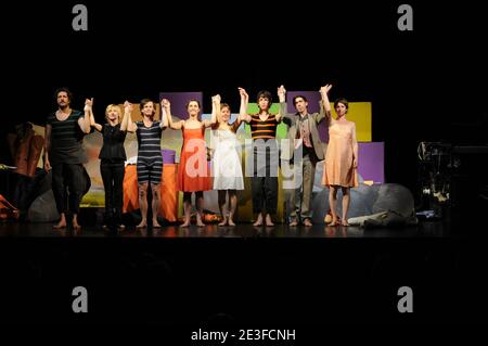 Vorhang-Aufruf des Stücks 'L'Ecume des Jours', inszeniert von Beatrice de la Boulaye und geschrieben von Boris Vian am Theater Dejazet in Paris, Frankreich am 3. März 2009. Foto von Raymond Delalande/ABACAPRESS.COM Stockfoto