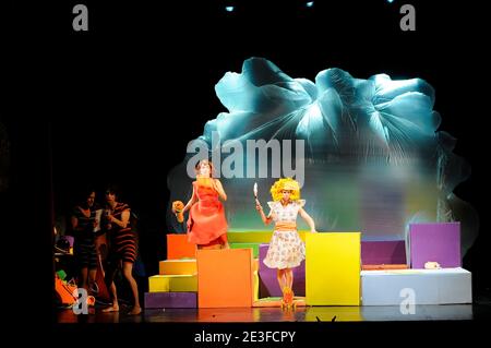 Vorhang-Aufruf des Stücks 'L'Ecume des Jours', inszeniert von Beatrice de la Boulaye und geschrieben von Boris Vian am Theater Dejazet in Paris, Frankreich am 3. März 2009. Foto von Raymond Delalande/ABACAPRESS.COM Stockfoto