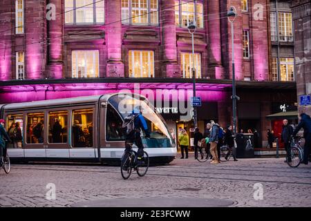 Straßburg, Frankreich - 14. Feb 2019: Geschäftiges Zentrum der Stadt mit vielen Fußgängern, Straßenbahn vor dem Kaufhaus Galeries Lafayette - Leben vor der Pandemie Covid-19 Stockfoto