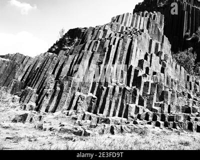 Einzigartige Basaltorgelpfeifen Felsformation von Panska skala bei Kamenicky Senov in Nordböhmen, Tschechien, Europa. Schwarzweiß-Bild. Stockfoto