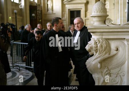 Yvan Colonna's Laywerer Gilles Simeoni und Antoine Sollacaro im Pariser Gerichtsgebäude, um am 5. März 2009 am Yvan Colonna-Prozess in Paris, Frankreich, teilzunehmen. Foto von Mousse/ABACAPRESS.COM Stockfoto