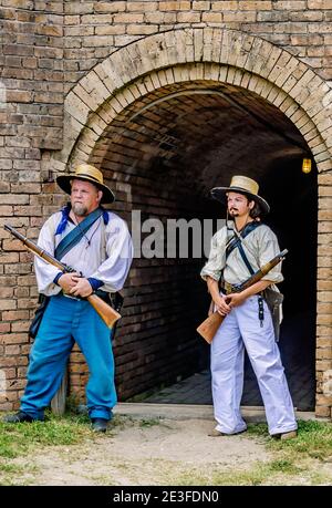 Ziviler Krieg Reenactors stehen im Hof von Fort Gaines während einer Nachstellung der 150. Schlacht von Mobile Bay in Dauphin Island, Alabama. Stockfoto