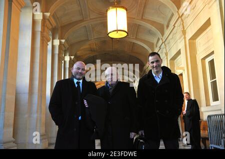 Yvan Colonna's Laywerer Pascal Garbarini, Antoine Sollacaro und Gilles Simeoni posieren am 6. März 2009 im Pariser Gerichtsgebäude, um am Prozess gegen Yvan Colonna in Paris teilzunehmen. Foto von Mousse/ABACAPRESS.COMat das Pariser Gerichtsgebäude, das am 6. März 2009 am Prozess von Yvan Colonna in Paris, Frankreich, teilnehmen wird. Foto von Mousse/ABACAPRESS.COM Stockfoto