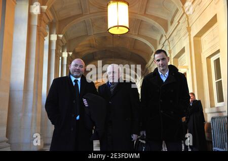 Yvan Colonna's Laywerer Pascal Garbarini, Antoine Sollacaro und Gilles Simeoni posieren am 6. März 2009 im Pariser Gerichtsgebäude, um am Prozess gegen Yvan Colonna in Paris teilzunehmen. Foto von Mousse/ABACAPRESS.COMat das Pariser Gerichtsgebäude, das am 6. März 2009 am Prozess von Yvan Colonna in Paris, Frankreich, teilnehmen wird. Foto von Mousse/ABACAPRESS.COM Stockfoto