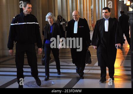 Dominique Erignac, Witwe des ehemaligen französischen Präfekten Claude Erignac, kommt mit ihrem Anwalt Philippe Lemaire am 6. März 2009 in das Pariser Gerichtsgebäude, um am Prozess gegen Yvan Colonna in Paris, Frankreich, teilzunehmen. Foto von Mousse/ABACAPRESS.COM Stockfoto