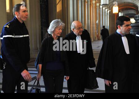 Dominique Erignac, Witwe des ehemaligen französischen Präfekten Claude Erignac, kommt mit ihrem Anwalt Philippe Lemaire am 6. März 2009 in das Pariser Gerichtsgebäude, um am Prozess gegen Yvan Colonna in Paris, Frankreich, teilzunehmen. Foto von Mousse/ABACAPRESS.COM Stockfoto