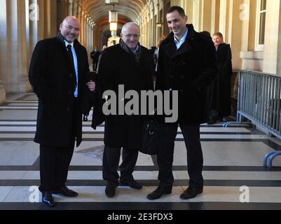 Yvan Colonna's Laywerer Pascal Garbarini, Antoine Sollacaro und Gilles Simeoni posieren am 6. März 2009 im Pariser Gerichtsgebäude, um am Prozess gegen Yvan Colonna in Paris teilzunehmen. Foto von Mousse/ABACAPRESS.COMat das Pariser Gerichtsgebäude, das am 6. März 2009 am Prozess von Yvan Colonna in Paris, Frankreich, teilnehmen wird. Foto von Mousse/ABACAPRESS.COM Stockfoto