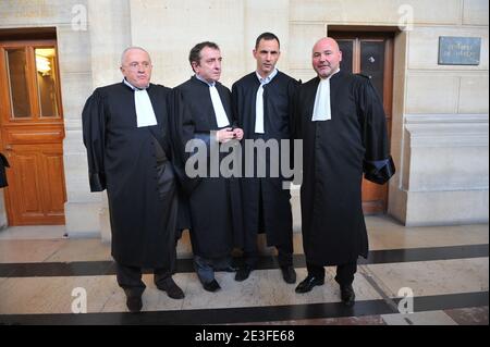 Yvan Colonna's Laywerer Antoine Sollacaro, Patrick Maisonneuve, Gilles Simeoni und Pascal Garbarini posieren am 6. März 2009 im Pariser Gerichtsgebäude, um am Prozess von Yvan Colonna in Paris teilzunehmen. Foto von Mousse/ABACAPRESS.COM Stockfoto