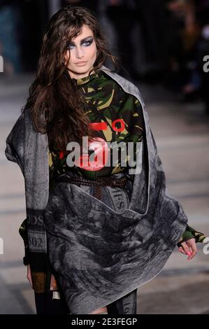 A model präsentiert eine Kreation der britischen Designerin Vivienne Westwood für ihre Herbst-Winter 2009-2010 Ready-to-Wear-Kollektion am 6. März 2009 in Paris. Foto von Mehdi Taamallah/ABACAPRESS.COM Stockfoto
