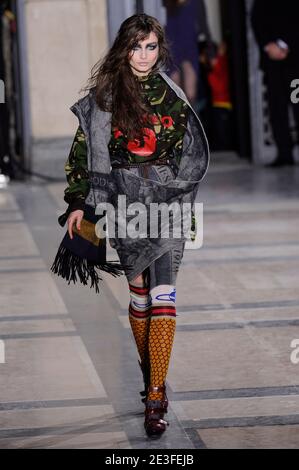 A model präsentiert eine Kreation der britischen Designerin Vivienne Westwood für ihre Herbst-Winter 2009-2010 Ready-to-Wear-Kollektion am 6. März 2009 in Paris. Foto von Mehdi Taamallah/ABACAPRESS.COM Stockfoto