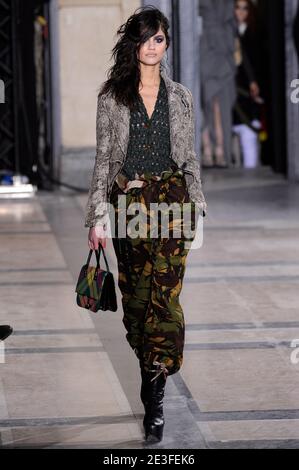 A model präsentiert eine Kreation der britischen Designerin Vivienne Westwood für ihre Herbst-Winter 2009-2010 Ready-to-Wear-Kollektion am 6. März 2009 in Paris. Foto von Mehdi Taamallah/ABACAPRESS.COM Stockfoto
