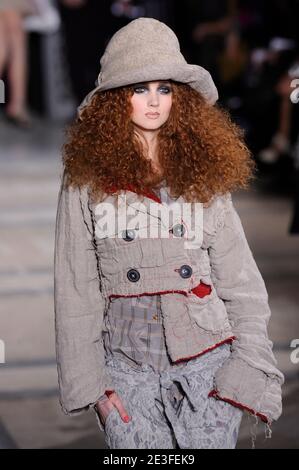 A model präsentiert eine Kreation der britischen Designerin Vivienne Westwood für ihre Herbst-Winter 2009-2010 Ready-to-Wear-Kollektion am 6. März 2009 in Paris. Foto von Mehdi Taamallah/ABACAPRESS.COM Stockfoto