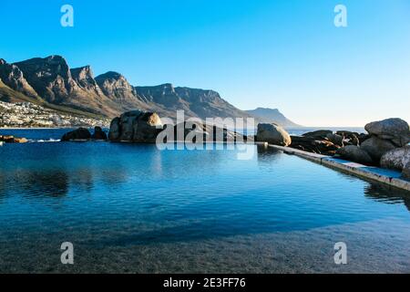 Malerische, ruhige Landschaft der natürlichen, dunkelblauen Gezeitenpools von Maiden's Cove in der Nähe von Camps Bay in Südafrika Stockfoto