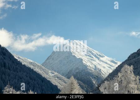 Das Stellihorn ist ein Berg der Schweizer Penninalpen, mit Blick auf den Mattmark-See im Kanton Wallis. Es liegt an der schweizerischen italienischen Grenze. Stockfoto