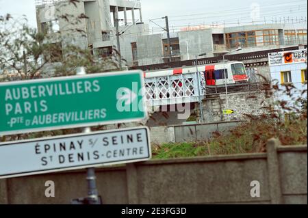 Ein Pendlerzug schlug gegen eine Gruppe von Fußballfans, die am Samstag, dem 7. März 2009, um 11:25 Uhr auf Bahngleisen in Saint-Denis, einem Pariser Vorort, gingen, zwei Jugendliche töteten und 11 Menschen verletzten, teilte die Polizei am Sonntag mit. Die Lille-Fans hatten eine Abkürzung auf den unbeleuchteten Schienen genommen, um einen Bus zu erreichen, der sie nach einem Spiel im Stade de France Stadion am späten Samstag nach Hause brachte, sagte ein Eisenbahnbeamter.zwei Jungen im Alter von 10 und 17 Jahren wurden getötet. Ein 40-jähriger Mann und ein 17-jähriger Junge, die vermutlich Verwandte der Opfer waren, wurden schwer verletzt, sagten lokale Regierungsbeamte. Foto von Mousse/ABACAPRESS.C Stockfoto