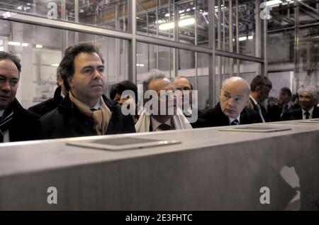 Der französische Minister für Industrie und Verbraucherschutz, Regierungssprecher Luc Chatel, besucht am 9. März 2009 die Textilgewerkschaft in Tourcoing, Nordfrankreich. Foto von Norbert Angielczyk/ABACAPRESS.COM Stockfoto