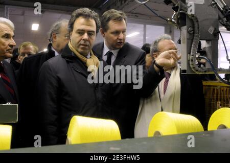 Der französische Minister für Industrie und Verbraucherschutz, Regierungssprecher Luc Chatel, besucht am 9. März 2009 die Textilgewerkschaft in Tourcoing, Nordfrankreich. Foto von Norbert Angielczyk/ABACAPRESS.COM Stockfoto