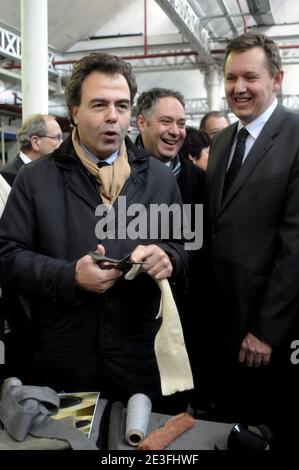 Der französische Minister für Industrie und Verbraucherschutz, Regierungssprecher Luc Chatel, besucht am 9. März 2009 die Textilgewerkschaft in Tourcoing, Nordfrankreich. Foto von Norbert Angielczyk/ABACAPRESS.COM Stockfoto