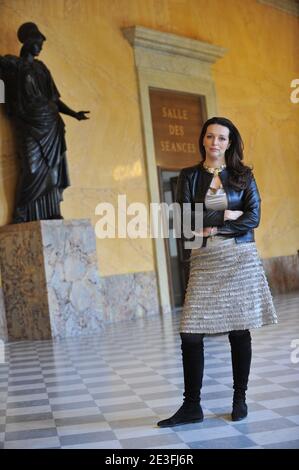 La depute UMP Valerie Boyer Pose a l'Assemblee Nationale a Paris, France le 10 Mars 2009. Valerie Boyer est l'une des deputes a l'origine de l'amendement permettant l'achat de fruits et legumes avec des Tickets-Restaurants. Cette mesure a pour objet d'etendre l'utilization du titer-Restaurant aupres des dÀtaillants en fruits et legumes, afin que les 2,7 Millions de salaries qui en beneficient puissent plus facilement consommer cinq fruits et legumes par jour. Photo Mousse/ABACAPRESS.COM Stockfoto