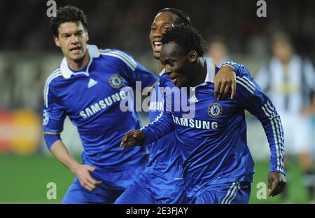 Chelsea's Michael Essien feiert mit seinen Teamkollegen Didier Drogba und Michael Ballack nach dem ersten Tor während der Champions League zweite Etappe erste K.O.-Runde Fußballspiel, Juventus gegen Chelsea im Olympiastadion in Turin, Italien am 10. März 2009. Das Spiel endete in einem Unentschieden von 2-2 und Chelsea geht im Aggregat durch. Foto von Steeve McMay/ABACAPRESS.COM Stockfoto