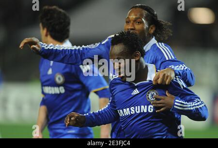 Chelsea's Michael Essien feiert mit seinem Teamkollegen Didier Drogba nach dem ersten Tor während der Champions League zweite Etappe erste K.O.-Runde Fußballspiel, Juventus gegen Chelsea im Olympiastadion in Turin, Italien am 10. März 2009. Das Spiel endete in einem Unentschieden von 2-2 und Chelsea geht im Aggregat durch. Foto von Steeve McMay/ABACAPRESS.COM Stockfoto