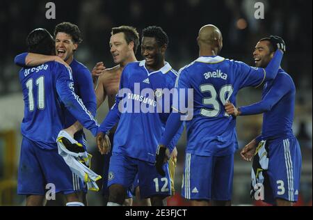 Chelsea's Didier Drogba, Frank Lampard, John Terry, John Mikel Obi, Nicolas Anelka und Ashley Cole feiern nach dem finalen Pfeifen das Champions League Zweitligaspiel Juventus gegen Chelsea am 10. März 2009 im Olympiastadion in Turin, Italien. Das Spiel endete in einem Unentschieden von 2-2 und Chelsea geht im Aggregat durch. Foto von Steeve McMay/ABACAPRESS.COM Stockfoto