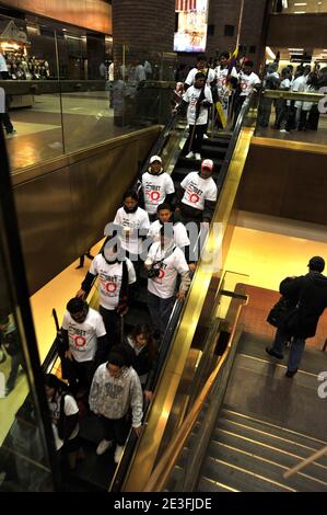 Hunderte von Pro-Tibetischen Aktivisten machen sich auf den Weg zum Union Square, nachdem sie sich am 10. März 2009 vor der chinesischen Botschaft in New York City, USA, versammelt haben. Die Demonstranten gedachten des 50. Jahrestages des gescheiterten Aufstands, der den Dalai Lama zur Flucht aus Tibet zwang. Foto von Gregorio Binuya/ABACAPRESS.COM Stockfoto