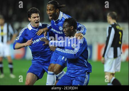 Chelsea's Michael Essien feiert mit seinen Teamkollegen Didier Drogba und Michael Ballack nach dem ersten Tor während der Champions League zweite Etappe erste K.O.-Runde Fußballspiel, Juventus gegen Chelsea im Olympiastadion in Turin, Italien am 10. März 2009. Das Spiel endete in einem Unentschieden von 2-2 und Chelsea geht im Aggregat durch. Foto von Steeve McMay/ABACAPRESS.COM Stockfoto