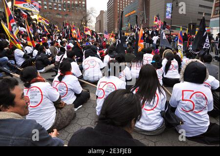 Hunderte von Pro-Tibetischen Aktivisten versammeln sich am 10. März 2009 auf dem Union Square in New York City, USA. Die Demonstranten gedachten des 50. Jahrestages des gescheiterten Aufstands, der den Dalai Lama zur Flucht aus Tibet zwang. Foto von Gregorio Binuya/ABACAPRESS.COM Stockfoto