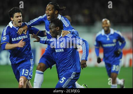 Chelsea's Michael Essien feiert mit seinen Teamkollegen Didier Drogba und Michael Ballack nach dem ersten Tor während der Champions League zweite Etappe erste K.O.-Runde Fußballspiel, Juventus gegen Chelsea im Olympiastadion in Turin, Italien am 10. März 2009. Das Spiel endete in einem Unentschieden von 2-2 und Chelsea geht im Aggregat durch. Foto von Steeve McMay/ABACAPRESS.COM Stockfoto