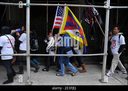 Hunderte von Pro-Tibetischen Aktivisten machen sich auf den Weg zum Union Square, nachdem sie sich am 10. März 2009 vor der chinesischen Botschaft in New York City, USA, versammelt haben. Die Demonstranten gedachten des 50. Jahrestages des gescheiterten Aufstands, der den Dalai Lama zur Flucht zwang TIB Foto von Gregorio Binuya/ABACAPRESS.COM Stockfoto