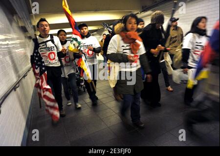 Hunderte von Pro-Tibetischen Aktivisten machen sich auf den Weg zum Union Square, nachdem sie sich am 10. März 2009 vor der chinesischen Botschaft in New York City, USA, versammelt haben. Die Demonstranten gedachten des 50. Jahrestages des gescheiterten Aufstands, der den Dalai Lama zur Flucht aus Tibet zwang. Foto von Gregorio Binuya/ABACAPRESS.COM Stockfoto