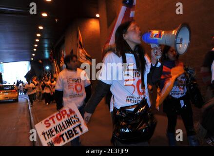 Hunderte von Pro-Tibetischen Aktivisten machen sich auf den Weg zum Union Square, nachdem sie sich am 10. März 2009 vor der chinesischen Botschaft in New York City, USA, versammelt haben. Die Demonstranten gedachten des 50. Jahrestages des gescheiterten Aufstands, der den Dalai Lama zur Flucht aus Tibet zwang. Foto von Gregorio Binuya/ABACAPRESS.COM Stockfoto