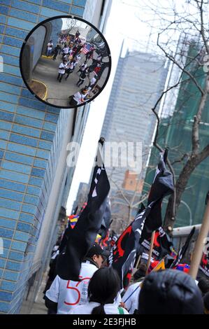 Hunderte von Pro-Tibetischen Aktivisten machen sich auf den Weg zum Union Square, nachdem sie sich am 10. März 2009 vor der chinesischen Botschaft in New York City, USA, versammelt haben. Die Demonstranten gedachten des 50. Jahrestages des gescheiterten Aufstands, der den Dalai Lama zur Flucht aus Tibet zwang. Foto von Gregorio Binuya/ABACAPRESS.COM Stockfoto