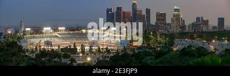 Panoramabild eines Sportstadions und einer schönen Stadt Mit Beleuchtung Stockfoto