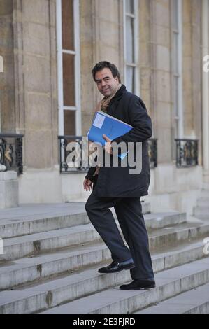 Der französische Minister für Industrie und Verbraucherschutz, Regierungssprecher Luc Chatel, trifft am 11. März 2009 beim ministerrat im Elysée-Palast in Paris ein. Foto von Mousse/ABACAPRESS.COM Stockfoto