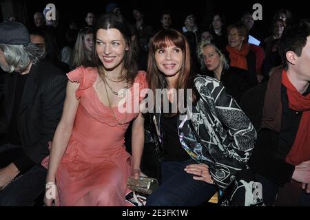 Milla Jovovovich und Victoria Abril bei John Galliano Herbst-Winter 2009/2010 Ready-to-Wear Collection Show in Paris, Frankreich am 11. März 2009. Foto von Frederic Nebinger/ABACAPRESS.COM Stockfoto